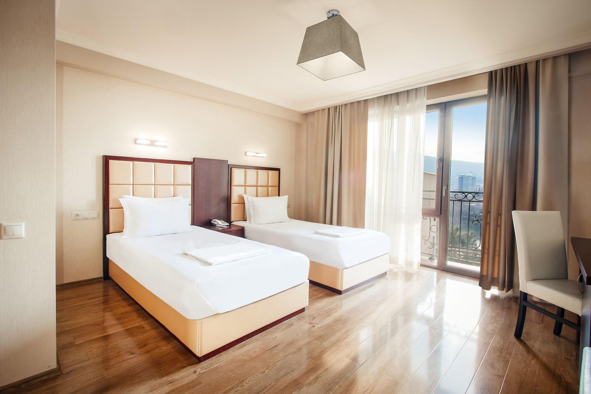 Gtm Plaza Hotel Тбилиси Екстериор снимка
