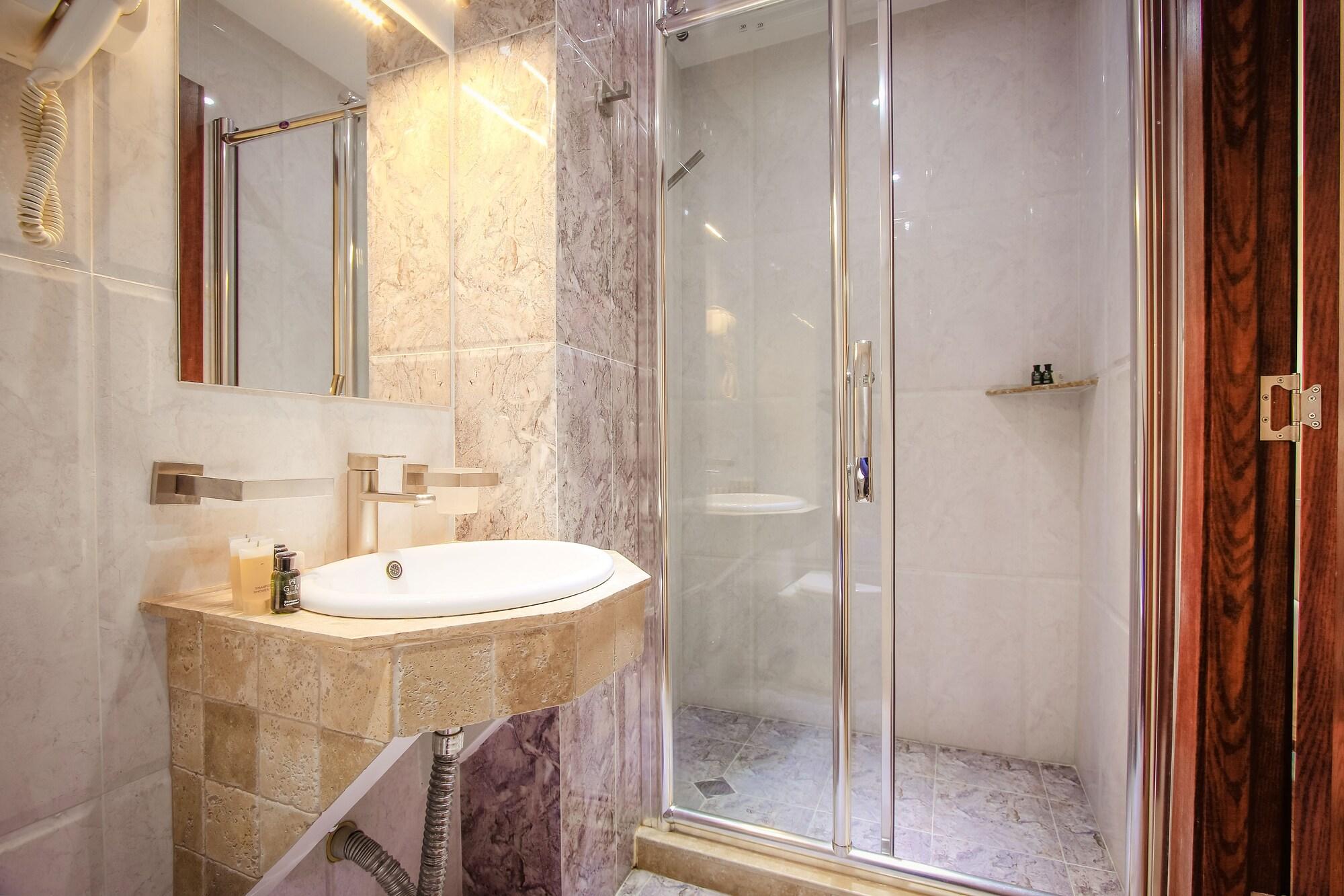 Gtm Plaza Hotel Тбилиси Екстериор снимка