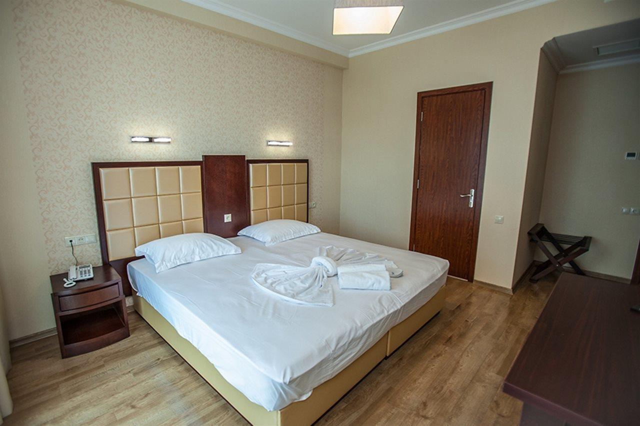 Gtm Plaza Hotel Тбилиси Екстериор снимка