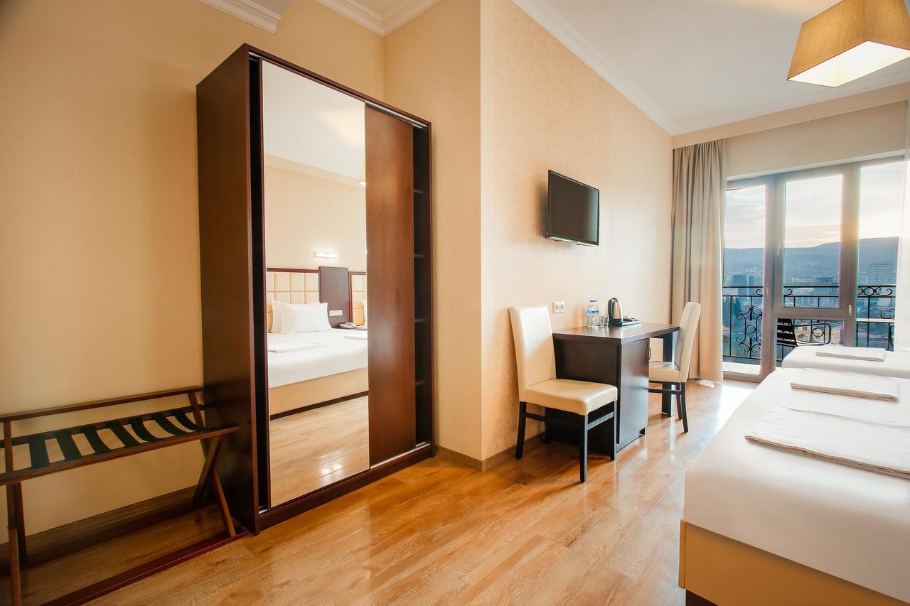 Gtm Plaza Hotel Тбилиси Екстериор снимка