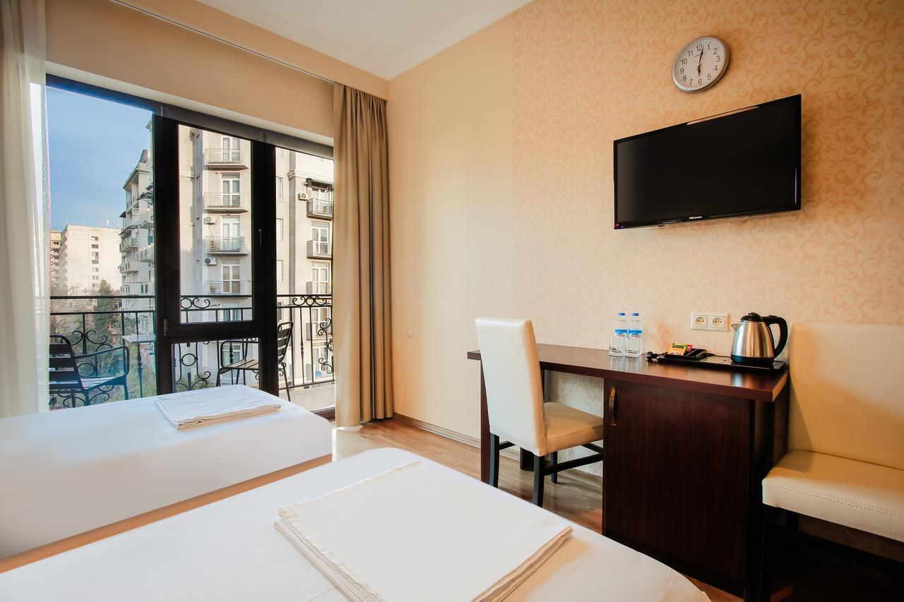 Gtm Plaza Hotel Тбилиси Екстериор снимка