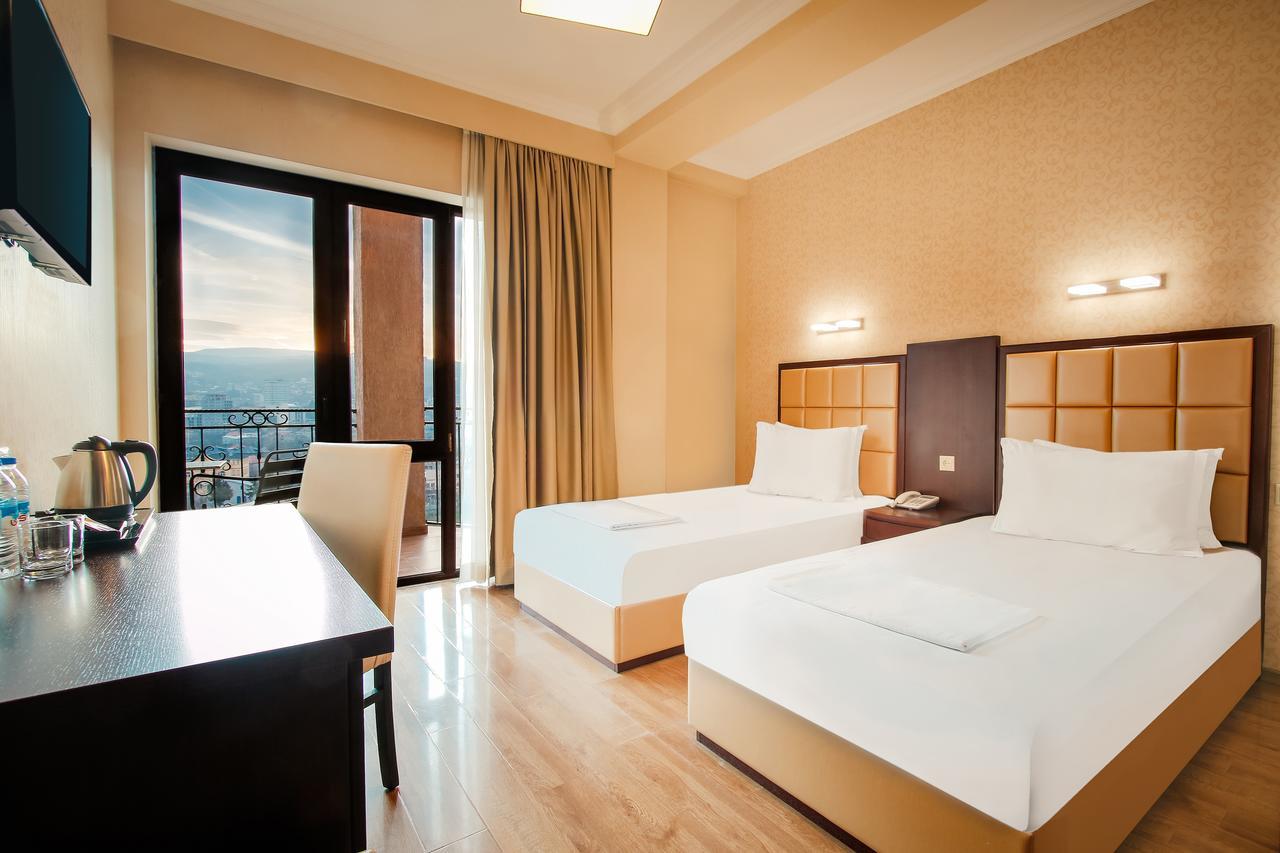 Gtm Plaza Hotel Тбилиси Екстериор снимка