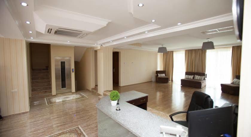 Gtm Plaza Hotel Тбилиси Екстериор снимка