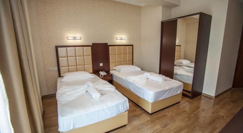 Gtm Plaza Hotel Тбилиси Екстериор снимка