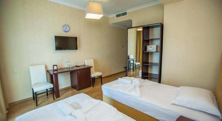 Gtm Plaza Hotel Тбилиси Екстериор снимка