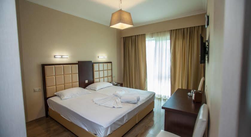 Gtm Plaza Hotel Тбилиси Екстериор снимка